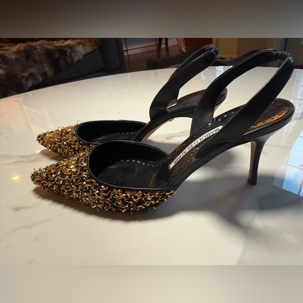 EUC Sz 37.5 Manolo Blahnik Black and Gold fleck Pointed Slingback Kitten Heels